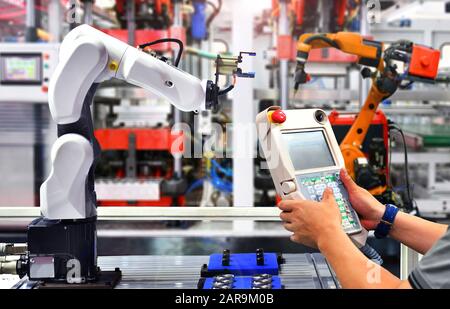 Techniker überprüfen und Steuerung Automatisierung Robot Arm Maschine für Automotive Lager Verpackungsprozess im Werk. Stockfoto