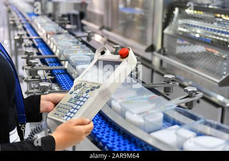 Manager prüfen und steuern Automatisierung Lebensmittel-Produktboxs Übertragung auf Automatisierte Förderanlagen in der Fabrik Stockfoto