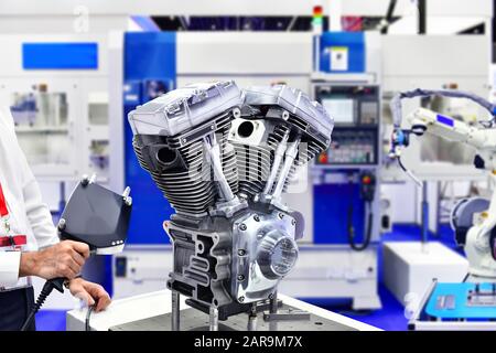Handgehaltener 3D-Laserscanner zur Messung der Motorgenauigkeit Im industriellen Werk Stockfoto