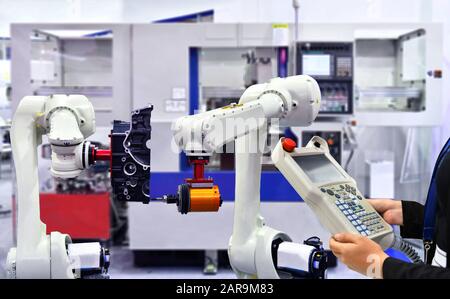 Technikerprüfung und -Steuerung Automatisierung Modernes Roboter-Machine-Vision-System im Werk, Industry Robot Concept . Stockfoto