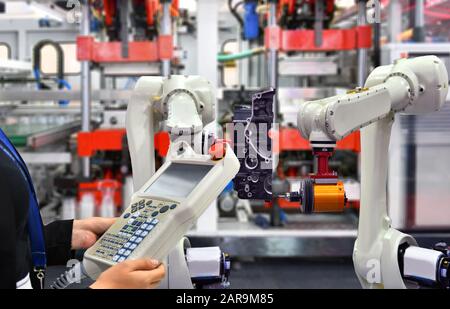 Technikerprüfung und -Steuerung Automatisierung Modernes Roboter-Machine-Vision-System im Werk, Industry Robot Concept . Stockfoto