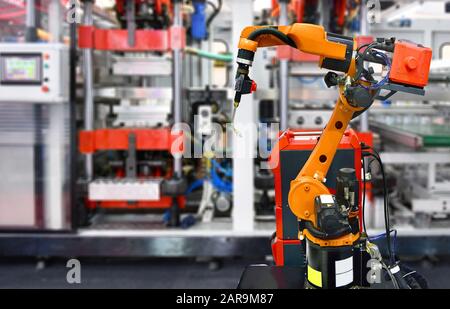 Orange Robotic Hand Werkzeugmaschine System im Werk, Industry Robot Concept . Stockfoto