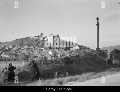 Weinregionen - Beaujolais Blick auf La Rochepot, ein Dorf in der Nähe von Beaune mit einer Burg aus dem 13. Jahrhundert Datum: 1935 Standort: Burgunder, Frankreich Schlüsselwörter: Panoramas Stockfoto