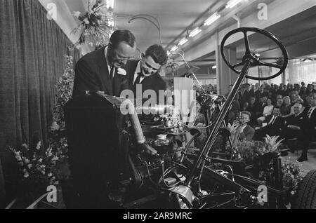 Seine Königliche Hoheit Prinz Bernhard, Citroen Gebäude eröffnet, rechts A.E. Lucas, Direktor Citroen Niederlande Datum: 10. September 1962 Ort: Niederlande Schlüsselwörter: Direktoren, Gebäude Personenname: A.E. Lucas Stockfoto