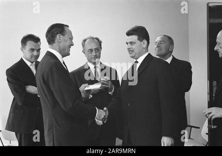 Seine Königliche Hoheit Prinz Bernhard, das Gebäude von Citroen eröffnet, wird dem Fürsten von A.E. ein Scheck angeboten Lucas, Mitte Bercot Datum: 10. September 1962 Schlagwörter: Angebote, Gebäude, Fürsten Personenname: A.E. Lucas Stockfoto