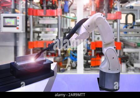 Moderne, hochwertige Automatisierung, die weiße Roboterarme in der Industrie schweißt Stockfoto