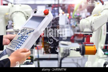 Technikerprüfung und -Steuerung Automatisierung Modernes Roboter-Machine-Vision-System im Werk, Industry Robot Concept . Stockfoto