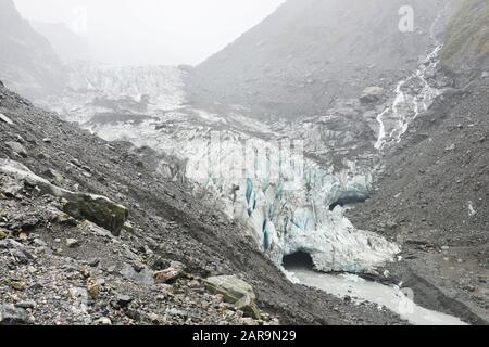 Blick auf die Fuchs-Gletscherterminale mit Höhle, Neuseeland Stockfoto