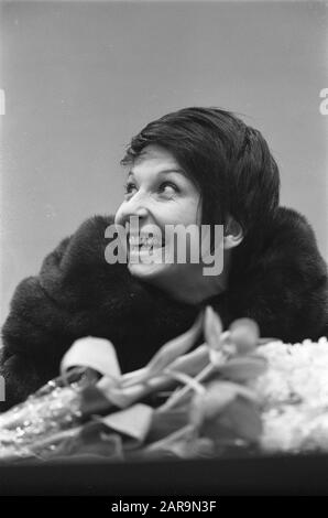 Zizen Jeanmaire kam in den Niederlanden an. Zizi Jeanmiare auf Schiphol Datum: 25. Februar 1963 Stichwörter: Ankunft persönlicher Name: Zizen, Jeanmaire Stockfoto