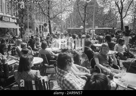 Sommertag im Frühling; Menschen auf der Terrasse Leidseplein Datum: 6. Mai 1976 Schlagwörter: Terrasse Stockfoto