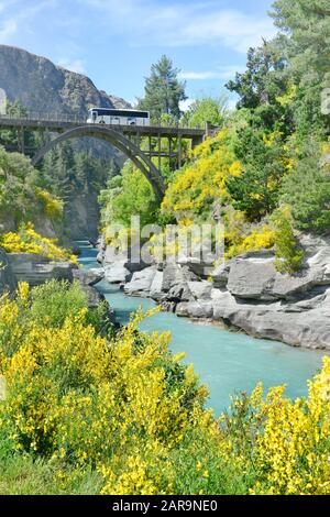 Historische Brücke aus Holz über den Shotover River, Queenstown, Neuseeland Stockfoto