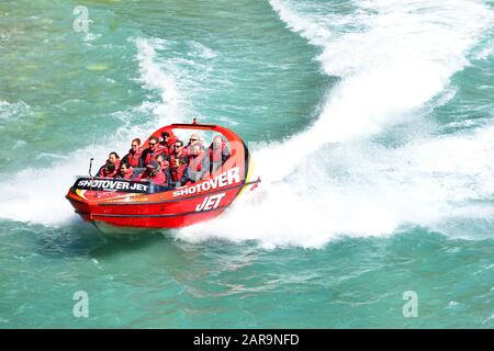 Queenstown, NEUSEELAND - 18. November: Touristen genießen am 18. November 2014 in Queenstown, New Ze, eine Schnellbootfahrt auf dem Shotover River in Queenstown Stockfoto