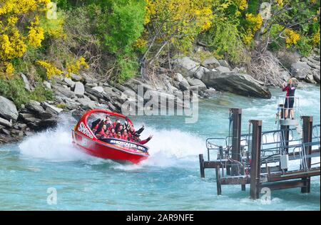 Queenstown, NEUSEELAND - 18. November: Touristen genießen am 18. November 2014 in Queenstown, New Ze, eine Schnellbootfahrt auf dem Shotover River in Queenstown Stockfoto