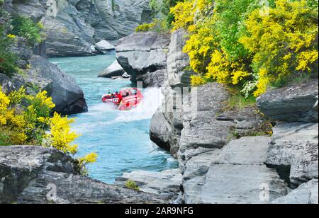 Queenstown, NEUSEELAND - 18. November: Touristen genießen am 18. November 2014 in Queenstown, New Ze, eine Schnellbootfahrt auf dem Shotover River in Queenstown Stockfoto