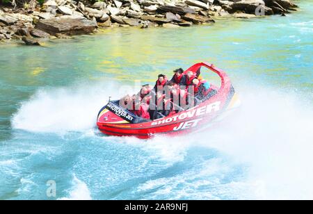 Queenstown, NEUSEELAND - 18. November: Touristen genießen am 18. November 2014 in Queenstown, New Ze, eine Schnellbootfahrt auf dem Shotover River in Queenstown Stockfoto