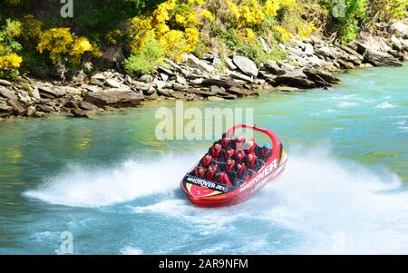 Queenstown, NEUSEELAND - 18. November: Touristen genießen am 18. November 2014 in Queenstown, New Ze, eine Schnellbootfahrt auf dem Shotover River in Queenstown Stockfoto