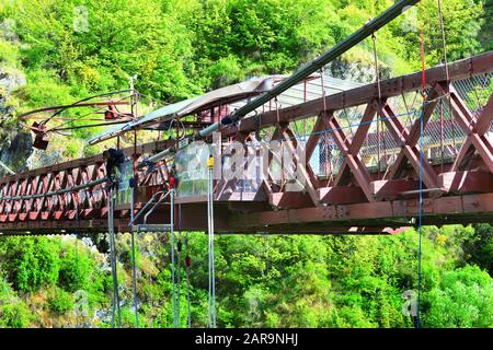 Queenstown, Neuseeland - 20. Nov.: Person beim Bungespringen am 20. November 2014. Die Hawarau Bridge Bungy Site (gegründet 1988) von Bungy New Zealand war die erste c Stockfoto