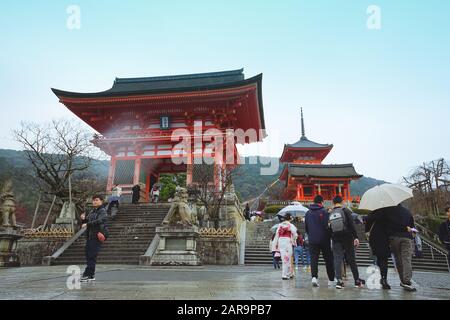 Kyoto, Japan - 17. Dezember 2019: Schöne Szene im Kiyomizu-dera Tempel, Kyoto, Japan. Stockfoto