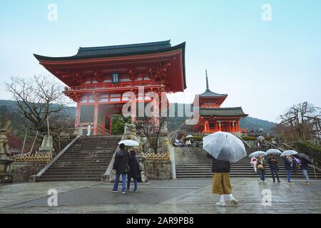 Kyoto, Japan - 17. Dezember 2019: Schöne Szene im Kiyomizu-dera Tempel, Kyoto, Japan. Stockfoto