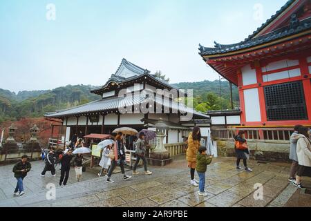 Kyoto, Japan - 17. Dezember 2019: Schöne Szene im Kiyomizu-dera Tempel, Kyoto, Japan. Stockfoto