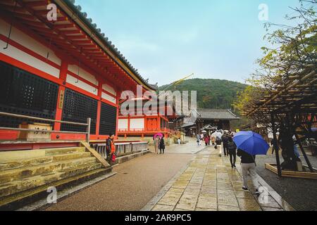 Kyoto, Japan - 17. Dezember 2019: Schöne Szene im Kiyomizu-dera Tempel, Kyoto, Japan. Stockfoto