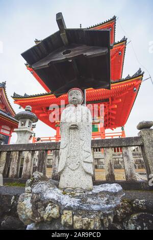 Kyoto, Japan - 17. Dezember 2019: Schöne Szene im Kiyomizu-dera Tempel, Kyoto, Japan. Stockfoto