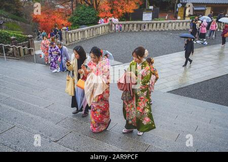 Kyoto, Japan - 17. Dezember 2019 : Asian Women with Kimono Dressing in Kiyomizu-dera Temple, Kyoto, Japan. Stockfoto