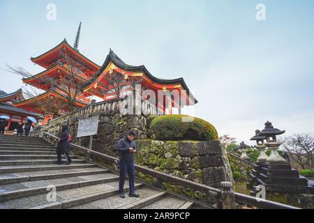 Kyoto, Japan - 17. Dezember 2019: Schöne Szene im Kiyomizu-dera Tempel, Kyoto, Japan. Stockfoto