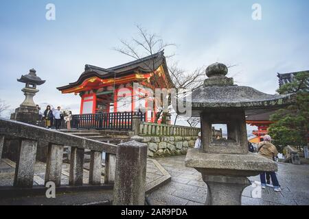 Kyoto, Japan - 17. Dezember 2019: Schöne Szene im Kiyomizu-dera Tempel, Kyoto, Japan. Stockfoto