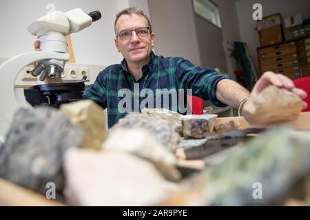 Erlangen, Deutschland. Januar 2020. Daniel Köhn, Professor für Tectonik (Geologie), sitzt am Mikroskop an der Friedrich-Alexander-Universität. Köhn ist einer von vielen Wissenschaftlern, die wegen der Brexit-Entscheidung aus Großbritannien geflohen sind. Köhn lehrt und forscht heute an der Universität Erlangen-Stadt. (Zur dpa "Wollte bleiben - wie Forscher vor dem Brexit nach Bayern fliehen" vom 27.01.2020) Credit: Daniel Karmann / dpa / Alamy Live News Stockfoto