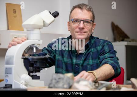 Erlangen, Deutschland. Januar 2020. Daniel Köhn, Professor für Tectonik (Geologie), sitzt am Mikroskop an der Friedrich-Alexander-Universität. Köhn ist einer von vielen Wissenschaftlern, die wegen der Brexit-Entscheidung aus Großbritannien geflohen sind. Köhn lehrt und forscht heute an der Universität Erlangen-Stadt. (Zur dpa "Wollte bleiben - wie Forscher vor dem Brexit nach Bayern fliehen" vom 27.01.2020) Credit: Daniel Karmann / dpa / Alamy Live News Stockfoto