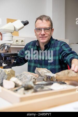 Erlangen, Deutschland. Januar 2020. Daniel Köhn, Professor für Tectonik (Geologie), sitzt am Mikroskop an der Friedrich-Alexander-Universität. Köhn ist einer von vielen Wissenschaftlern, die wegen der Brexit-Entscheidung aus Großbritannien geflohen sind. Köhn lehrt und forscht heute an der Universität Erlangen-Stadt. (Zur dpa "Wollte bleiben - wie Forscher vor dem Brexit nach Bayern fliehen" vom 27.01.2020) Credit: Daniel Karmann / dpa / Alamy Live News Stockfoto