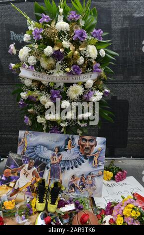 Akte: Basketballfans bringen Blumen und Andenken am Sonntag, 26. Januar 2020, zu einer provisorischen Gedenkstätte für den Los Angeles Lakers-Star Kobe Bryant im Staples Center in Los Angeles. Bryant wurde zusammen mit seiner 13-jährigen Tochter Gianna heute bei einem Hubschrauberabsturz in Calabasas, Kalifornien, getötet. Foto von Christine Chew/UPI Credit: UPI/Alamy Live News Stockfoto