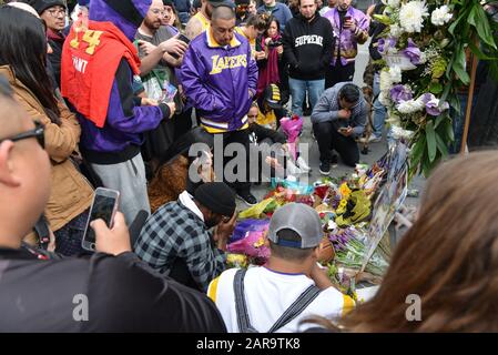 Akte: Basketballfans bringen Blumen und Andenken am Sonntag, 26. Januar 2020, zu einer provisorischen Gedenkstätte für den Los Angeles Lakers-Star Kobe Bryant im Staples Center in Los Angeles. Bryant wurde zusammen mit seiner 13-jährigen Tochter Gianna heute bei einem Hubschrauberabsturz in Calabasas, Kalifornien, getötet. Foto von Christine Chew/UPI Credit: UPI/Alamy Live News Stockfoto