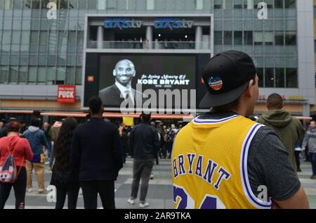 Akte: Basketballfans nehmen am Sonntag, 26. Januar 2020, an einer provisorischen Gedenkstätte für den Los Angeles Lakers-Star Kobe Bryant im Staples Center in Los Angeles an. Bryant wurde zusammen mit seiner 13-jährigen Tochter Gianna heute bei einem Hubschrauberabsturz in Calabasas, Kalifornien, getötet. Foto von Christine Chew/UPI Credit: UPI/Alamy Live News Stockfoto