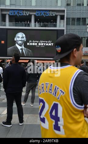 Akte: Basketballfans nehmen am Sonntag, 26. Januar 2020, an einer provisorischen Gedenkstätte für den Los Angeles Lakers-Star Kobe Bryant im Staples Center in Los Angeles an. Bryant wurde zusammen mit seiner 13-jährigen Tochter Gianna heute bei einem Hubschrauberabsturz in Calabasas, Kalifornien, getötet. Foto von Christine Chew/UPI Credit: UPI/Alamy Live News Stockfoto