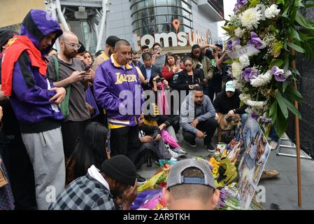 Akte: Basketballfans bringen Blumen und Andenken am Sonntag, 26. Januar 2020, zu einer provisorischen Gedenkstätte für den Los Angeles Lakers-Star Kobe Bryant im Staples Center in Los Angeles. Bryant wurde zusammen mit seiner 13-jährigen Tochter Gianna heute bei einem Hubschrauberabsturz in Calabasas, Kalifornien, getötet. Foto von Christine Chew/UPI Credit: UPI/Alamy Live News Stockfoto