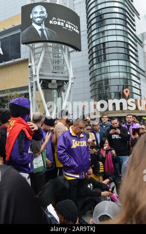 Akte: Basketballfans bringen Blumen und Andenken am Sonntag, 26. Januar 2020, zu einer provisorischen Gedenkstätte für den Los Angeles Lakers-Star Kobe Bryant im Staples Center in Los Angeles. Bryant wurde zusammen mit seiner 13-jährigen Tochter Gianna heute bei einem Hubschrauberabsturz in Calabasas, Kalifornien, getötet. Foto von Christine Chew/UPI Credit: UPI/Alamy Live News Stockfoto