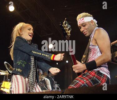 26. Oktober: Gwen Stefani und Tony Kanal of No Doubt treten am 26. Oktober 2002 auf dem Turner Field in Atlanta, Georgia auf. Kredit: Chris McKay / MediaPunch Stockfoto