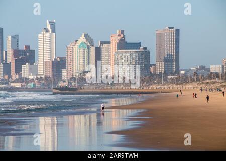 Blick auf die Hotels in Durban von der Küste mit Urlaubern am Strand Stockfoto