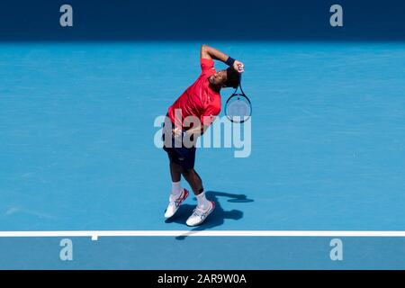 Melbourne, Australien. Januar 2020. Gael Monfils aus Frankreich dient in seinem Verlust an Dominic Thiem aus Österreich, am 27. Januar 2020 im Melbourne Park, Melbourne, Australien. Foto von Peter Dovgan. Kredit: UK Sports Pics Ltd/Alamy Live News Stockfoto