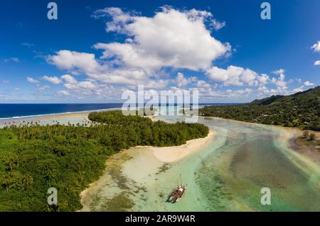 Luftaufnahme der Muri-Lagune mit einem segelboot in Rarotonga auf den Cookinseln im Südpazifik Stockfoto