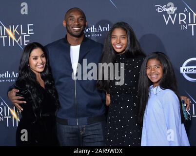 Datei: Los Angeles, Vereinigte Staaten. Januar 2020. In diesem Dateifoto vom 26. Februar 2018 besuchen der ehemalige NBA-Spieler Kobe Bryant, seine Frau Vanessa (L) und ihre Töchter Natalia und Gianna (R) die Premiere der Sci-Fi-Film-Fantasy "A Wrinkle in Time" im El Capitan Theatre in Los Angeles. Kobe Bryant und seine 13-jährige Tochter Gianna wurden am Sonntag, 267. Januar 2020, bei einem Hubschrauberabsturz in Calabasas, Cali9fornia getötet. Foto von Jim Ruymen/UPI Credit: UPI/Alamy Live News Stockfoto