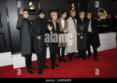 Los Angeles, CA, USA. Januar 2020. BTS kommt am 26. Januar 2020 im Staples Center in Los Angeles, Kalifornien, USA, zu den 62. Jährlichen Grammy Awards Red Teppich. (Foto von Sthanlee B. Mirador/Sipa USA) Kredit: SIPA USA/Alamy Live News Stockfoto