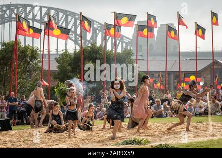 Beschreibung: Sydney, NSW, Australien, 26. Januar 2020: Australier feiern die älteste lebende Kultur der Welt im Barangaroo Reserve, Sydney. Stockfoto