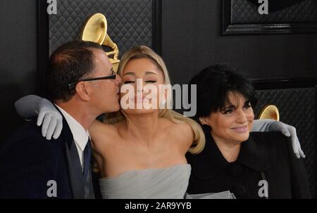 Los Angeles, USA. Januar 2020. Los Angeles, Vereinigte Staaten. Januar 2020. Edward Butera Ariana Grande und Joan Grande kommen zu den 62. Grammy Awards in Los Angeles, die am Sonntag, den 26. Januar 2020, im Staples Center in Los Angeles für den 62. Grammy Award jährlich vergeben werden. Foto von Jim Ruymen/UPI Credit: UPI/Alamy Live News Stockfoto