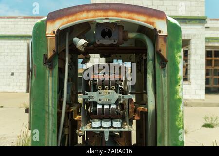 Freiliegender Mechanismus einer defekten grünen Gaspumpe Stockfoto