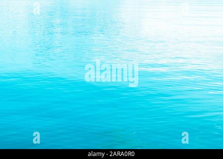 Ruhige Oberflächenbeschaffenheit des Ozeans. Wasser wellt. Blaues Meerwasser in Ruhe. Kristallklarer Hintergrund der Wassertextur im Meer. Türkisfarbenes Wellwasser Refle Stockfoto