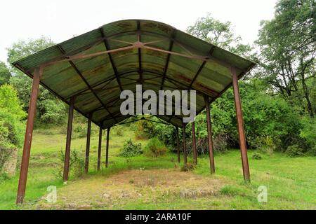 Zinnschuppen, Tiergehege, Sitla Estate, Sheetla, Nainital, Kumaon, Uttarakhand, Indien, Asien Stockfoto