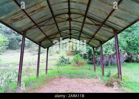 Zinnschuppen, Tiergehege, Sitla Estate, Sheetla, Nainital, Kumaon, Uttarakhand, Indien, Asien Stockfoto